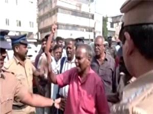 تظاهرات احزاب چپ هند در اعتراض به حمله آمریکا به ونزوئلا