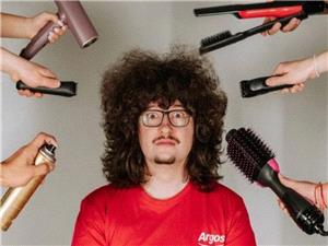 یبدو أنه لن یحلق شعره طوال حیاته.. مانشستر یونایتد یخیب أمل مشجع (فیدیو)