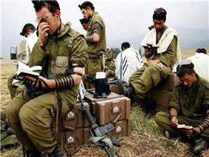 پناه گرفتن سربازان زن اسرائیلی در سطلهای زباله