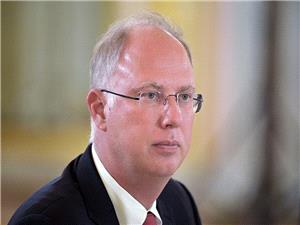 دمیترییف یصف تعلیق صوره الأمیر أندرو السابق فی متحف اللوفر بأنه أفول التاج البریطانی