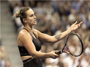 غرفه خاصه.. حل جدید للاعبات التنس للتعبیر عن عواطفهن فی خصوصیه تامه بعیدا عن الکامیرات (صوره وفیدیو)