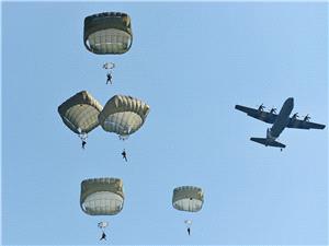 "تلغراف": قوات مظلیین بریطانیه وفرنسیه تستعد للإنزال فی أوکرانیا