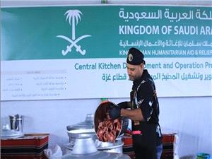 بملیونی وجبه ساخنه.. السعودیه تدشن أکبر مطبخ مرکزی فی غزه لدعم النازحین