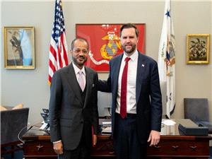 وزیر خارجیه سلطنه عمان عقب لقائه فانس بشأن المفاوضات مع إیران: السلام بات فی متناول أیدینا