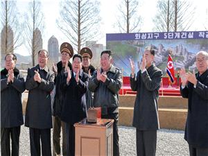 بمناسبه المؤتمر التاسع.. کیم جونغ أون یوزع بنادق قنص للقیادات العسکریه