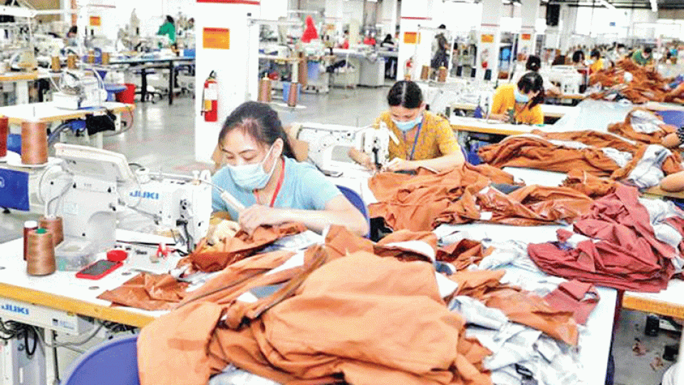Lao trade union body urges business operators to increase the minimum wage